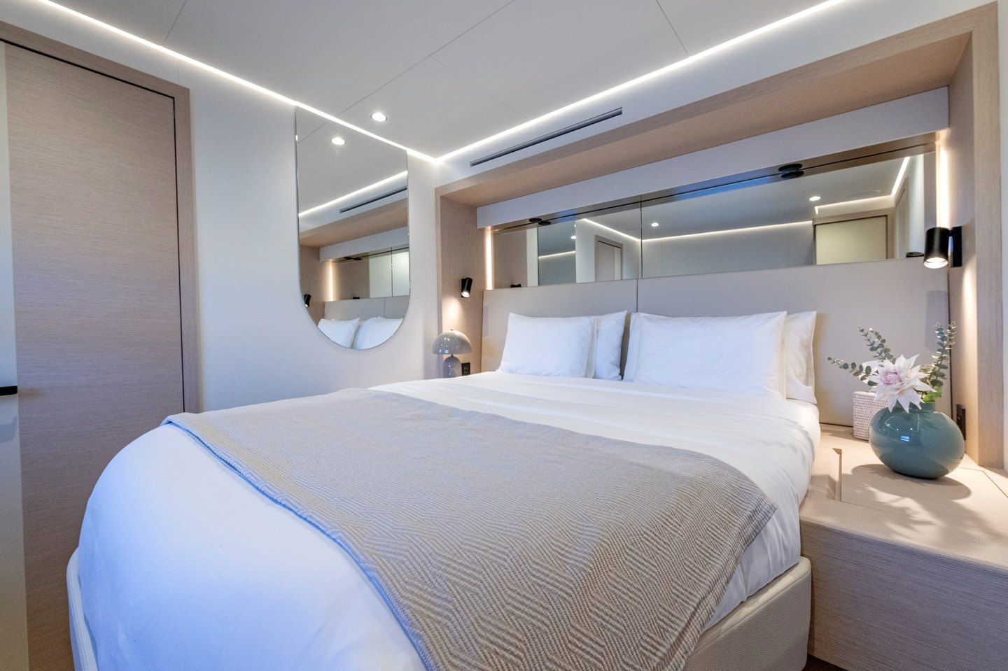Double guest cabin with queen-size bed
