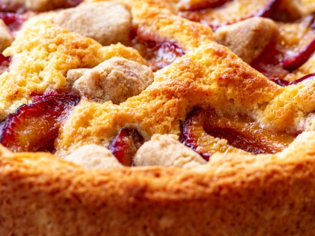 Plum crumble